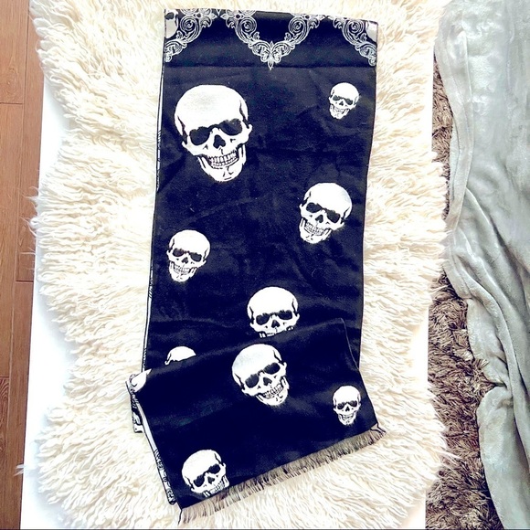 Alexander McQueen style Sofffft Reversible Skull Scarf!🧣🛍️💕 - Picture 1 of 7